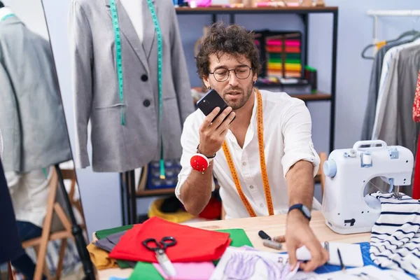 Genç Spanyol Terzi Akıllı Telefondan Konuşuyor Giyim Fabrikasında Kıyafet Tasarımı — Stok fotoğraf