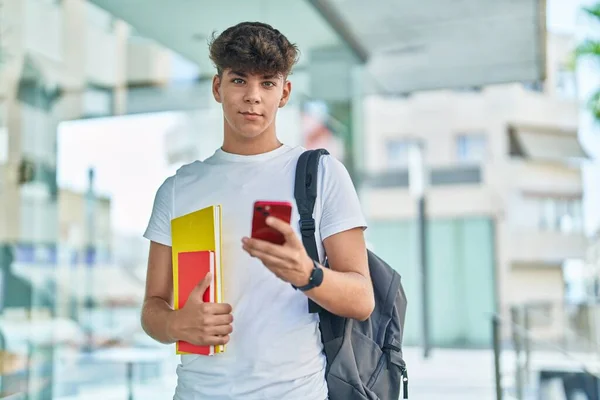 Mladý Hispánský Teenager Student Pomocí Smartphone Držení Knih Univerzitě — Stock fotografie