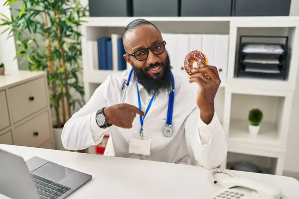 Diyet Kliniğinde Çalışan Afro Amerikan Bir Adam Elinde Donut Tutarak — Stok fotoğraf