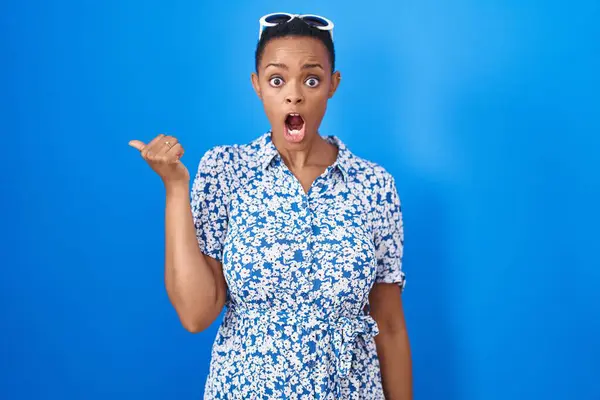 African American Woman Standing Blue Background Surprised Pointing Hand Finger — Stock Photo, Image