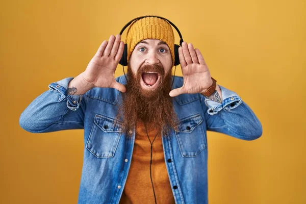 Kaukaski Mężczyzna Długą Brodą Słuchający Muzyki Przy Użyciu Słuchawek Uśmiechnięty — Zdjęcie stockowe
