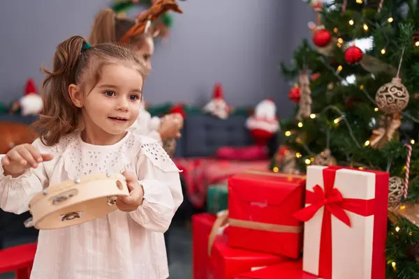 Dos Niños Con Orejas Reno Decorando Árbol Navidad Casa —  Fotos de Stock