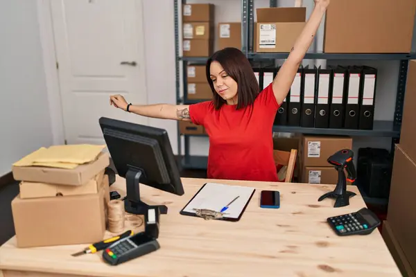 Young Beautiful Hispanic Woman Ecommerce Business Worker Stretching Arms Office — Foto Stock