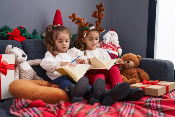 Dvě Děti Psaní Notebook Sedí Pohovce Vánoční Dekorace Doma — Stock fotografie