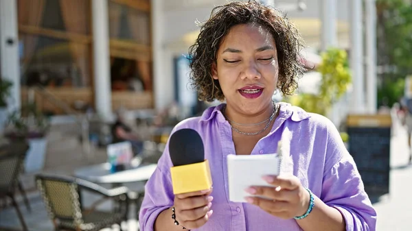 Young Beautiful Latin Woman Reporter Working Using Microphone Reading Notebook — Stock Photo, Image