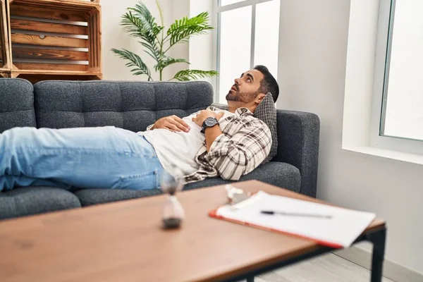 Young Hispanic Man Patient Having Psychology Session Lying Sofa Psychology — Stock Photo, Image