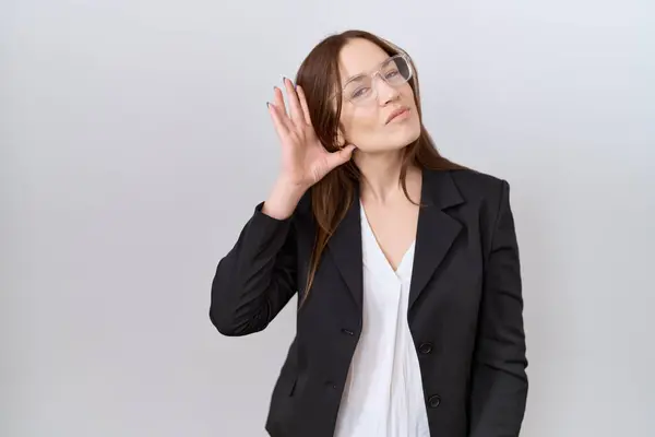 Güzel Esmer Kadın Ceketi Gözlük Takıyor Kulağından Kulağa Gülümsüyor Dedikoduları — Stok fotoğraf