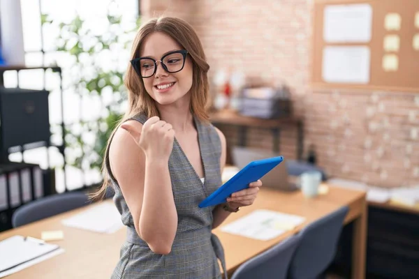 Ofiste Çalışan Beyaz Bir Kadın Gözlük Takıyor Gülümsüyor Gülümsüyor Başparmağıyla — Stok fotoğraf
