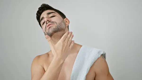 Mladý Hispánec Muž Stojící Bez Košile Použití Vousů Zacházení Přes — Stock fotografie