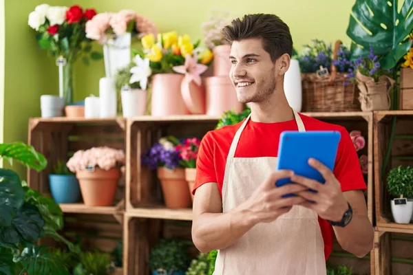 Jovem Florista Hispânico Sorrindo Confiante Usando Touchpad Loja Flores — Fotografia de Stock
