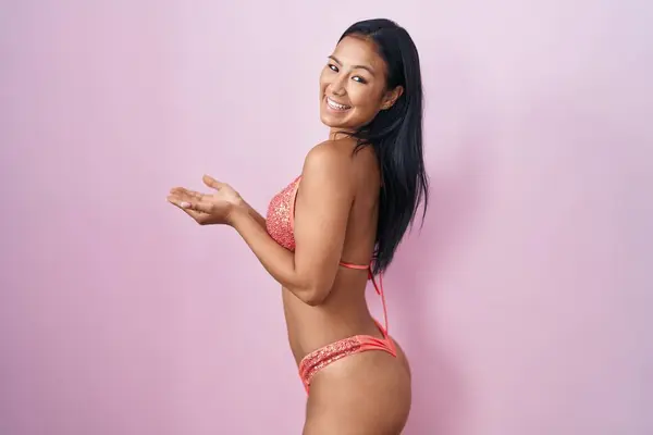 Hispanische Frau Bikini Die Zur Seite Zeigt Mit Den Händen — Stockfoto