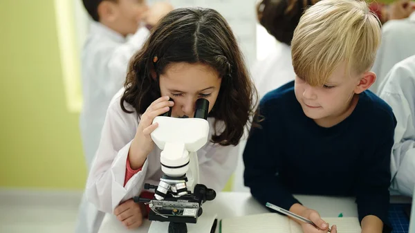 Adorable Garçon Fille Élèves Utilisant Des Notes Microscope Écriture Salle — Photo
