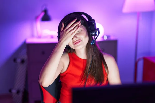 若い白人女性ストリーマーゲームルームでコンピュータを使用して強調 — ストック写真