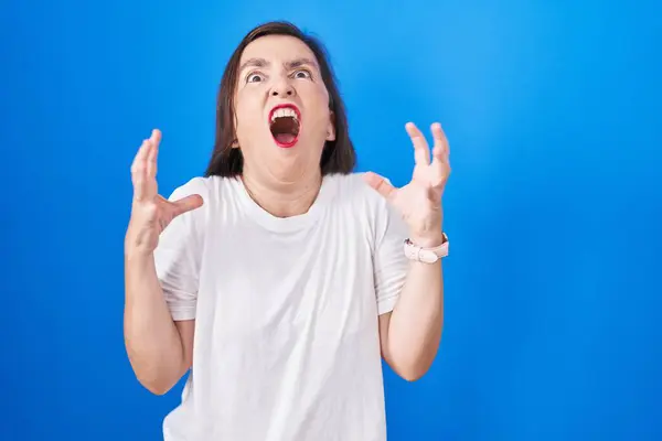 Middle Age Hispanic Woman Standing Blue Background Crazy Mad Shouting —  Fotos de Stock
