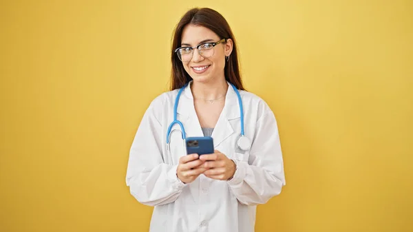 Ung Vacker Latinamerikansk Kvinna Läkare Ler Med Smartphone Över Isolerad — Stockfoto