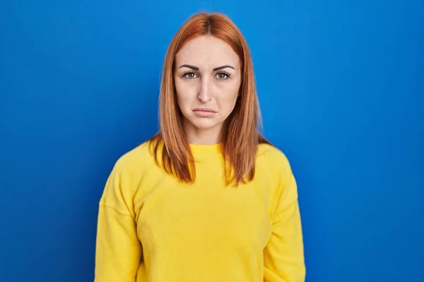 Mavi Arka Planda Duran Genç Kadın Üzgün Endişeli Kızgın Korkmuş — Stok fotoğraf