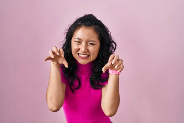 Joven Asiática Mujer Pie Sobre Rosa Fondo Sonriendo Divertido Haciendo — Foto de Stock