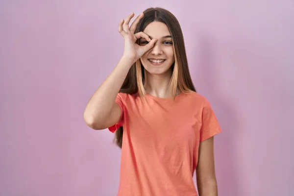 Pembe Arka Planda Duran Genç Kız Hareketleriyle Gülümsüyor Mutlu Yüzüyle — Stok fotoğraf