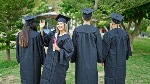 Groupe Personnes Diplômés Titulaires Diplôme Disant Bonjour Avec Main Sur — Photo