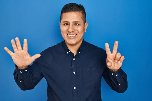 Jeune Homme Hispanique Debout Sur Fond Bleu Montrant Pointant Vers — Photo