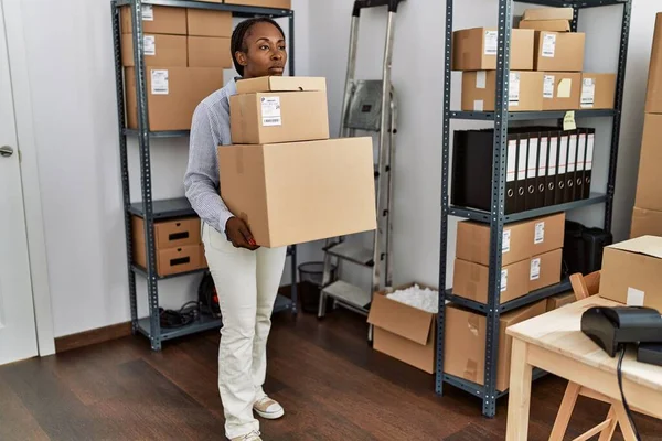 Mujer Afroamericana Comercio Electrónico Trabajador Negocios Que Sostiene Paquetes Oficina — Foto de Stock