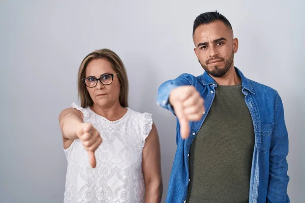 Hispanic Mor Och Son Står Tillsammans Ser Olycklig Och Arg — Stockfoto