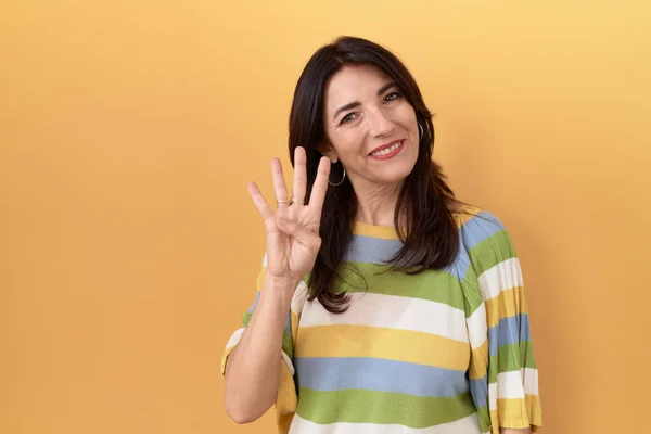 Middle Age Hispanic Woman Standing Yellow Background Showing Pointing Fingers — 图库照片