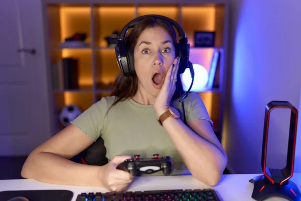 Schöne Brünette Frau Spielt Videospiele Mit Kopfhörern Angst Und Schockiert — Stockfoto