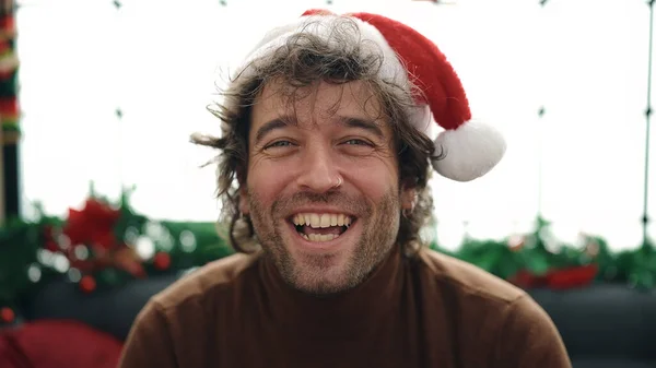 Νεαρός Ισπανός Άνδρας Χαμογελά Σίγουρος Κάθεται Στον Καναπέ Χριστουγεννιάτικη Διακόσμηση — Φωτογραφία Αρχείου