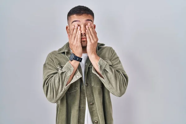Homem Hispânico Jovem Sobre Fundo Isolado Esfregando Olhos Para Fadiga — Fotografia de Stock