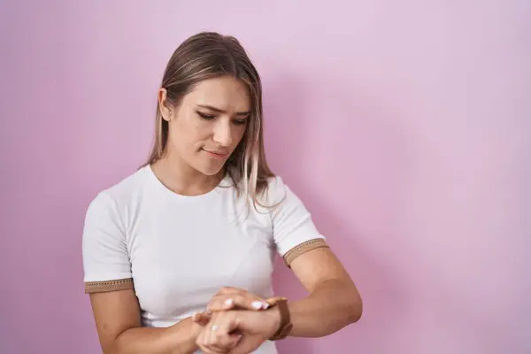 Mujer Rubia Caucásica Pie Sobre Fondo Rosa Comprobar Hora Reloj —  Fotos de Stock