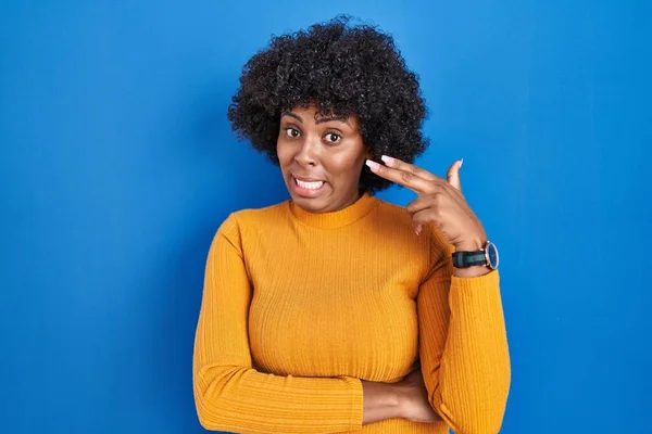 Black Woman Curly Hair Standing Blue Background Shooting Killing Oneself — Stock Photo, Image