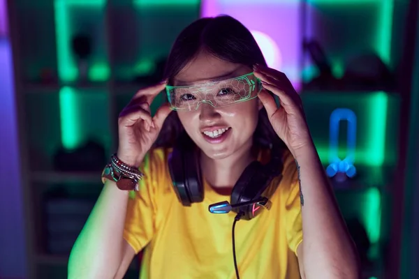 Chinese Woman Streamer Using Computer Virtual Reality Glasses Gaming Room — Stockfoto
