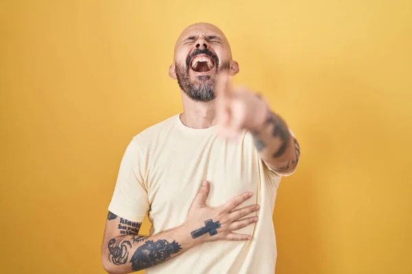 Hispanic Man Tattoos Standing Yellow Background Laughing You Pointing Finger — Stock Photo, Image