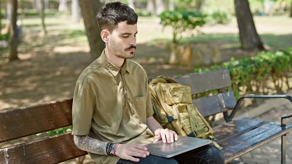 Young Hispanic Man Tourist Using Laptop Sitting Bench Park — Stock Photo, Image
