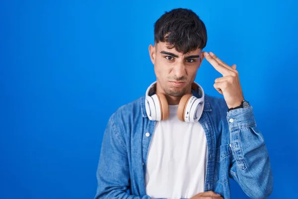 Young Hispanic Man Standing Blue Background Shooting Killing Oneself Pointing — Stock Photo, Image
