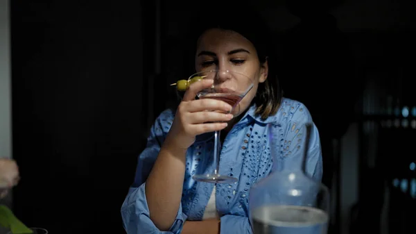 Joven Mujer Hispana Hermosa Bebiendo Una Bebida Cóctel Tropical Restaurante — Foto de Stock
