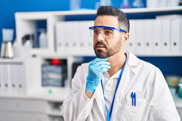 Young Hispanic Man Scientist Doubt Expression Laboratory — Stock Photo, Image
