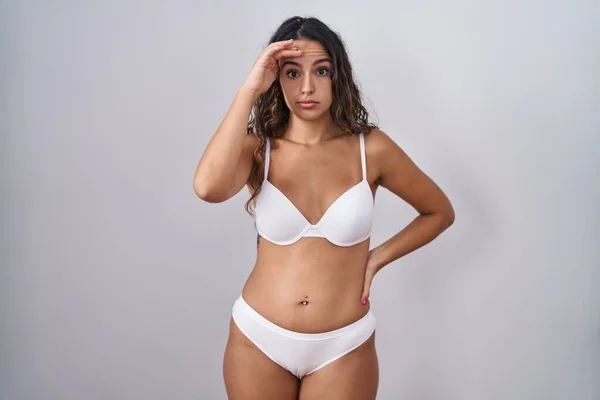 Ung Latinamerikansk Kvinna Bär Vita Underkläder Orolig Och Stressad Över — Stockfoto