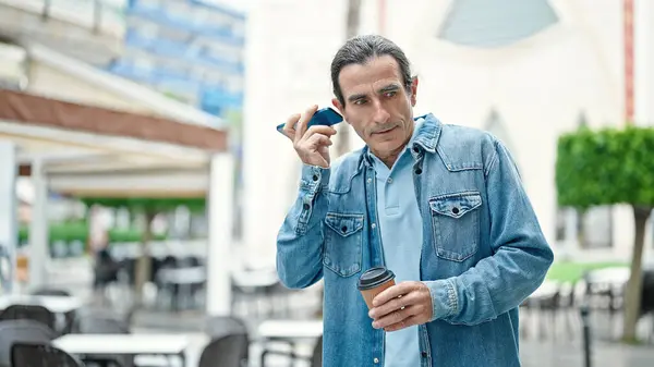 Orta Yaşlı Bir Adam Kahve Dükkanının Terasında Kahve Içerken Sesli — Stok fotoğraf