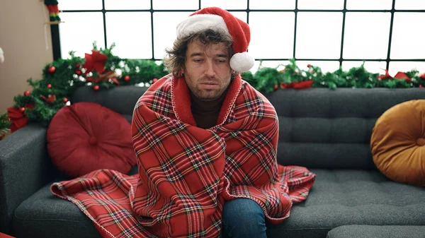 Homem Hispânico Jovem Sentindo Frio Coberto Com Cobertor Sentado Sofá — Fotografia de Stock