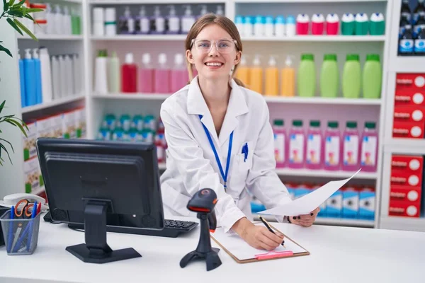 Mulher Loira Jovem Farmacêutico Usando Computador Escrito Documento Farmácia — Fotografia de Stock