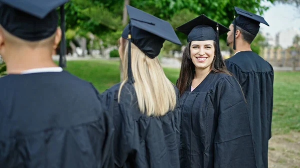Groep Mensen Studenten Afgestudeerd Glimlachend Vol Vertrouwen Samen Staan Universiteitscampus — Stockfoto