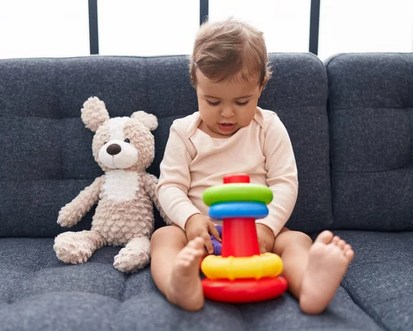 Adorable Bebé Hispano Jugando Con Aros Juego Sentado Sofá Casa —  Fotos de Stock
