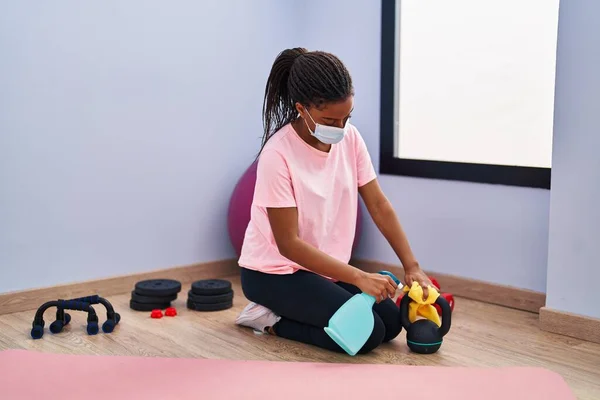 Afro Amerikaanse Vrouw Draagt Medisch Masker Desinfecteren Kettlebell Sportcentrum — Stockfoto