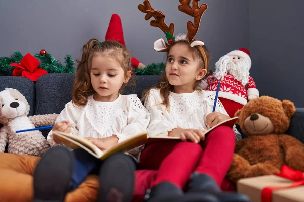 Dos Niños Escribiendo Cuaderno Sentado Sofá Por Decoración Navidad Casa —  Fotos de Stock