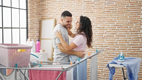 男性と女性のカップルは 洗濯室で踊るチェアをしています — ストック写真