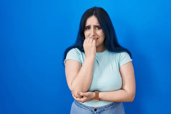 Young Modern Girl Blue Hair Standing Blue Background Looking Stressed — Stock Photo, Image