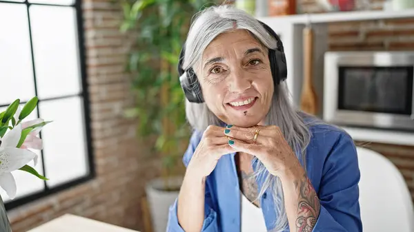 Mujer Pelo Gris Mediana Edad Escuchando Música Sonriendo Confiada Comedor —  Fotos de Stock