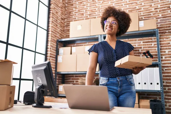 Afrikanisch Amerikanische Frau Commerce Business Mitarbeiter Mit Laptop Haltungspaket Büro — Stockfoto